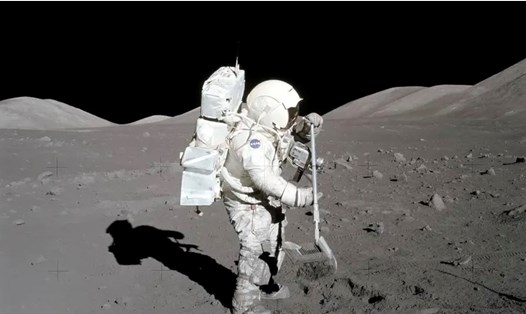 Phi hành gia Apollo 17 Harrison Schmitt đã sử dụng một chiếc cào để thu thập đá Mặt trăng và đá vụn có kích thước từ 1,3 cm đến 2,5 cm. Ảnh: NASA