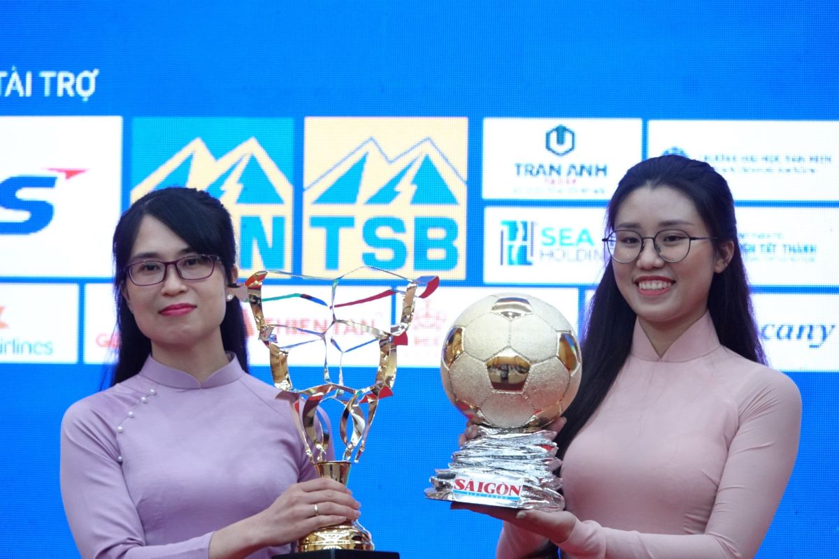 Giải thưởng QBV Việt Nam 2023 có 6 hạng mục chính và 2 hạng mục phụ, để vinh danh các cá nhân xuất sắc của bóng đá Việt Nam trong năm 2023. Ảnh: Nguyễn Đăng