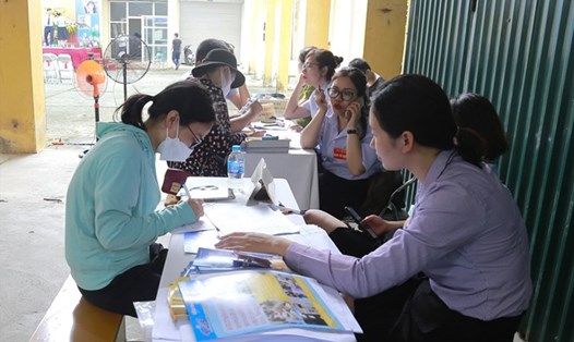 Người lao động tìm kiếm việc làm tại Phiên giao dịch việc làm quận Nam Từ Liêm, Hà Nội. Ảnh: Hà Hạnh