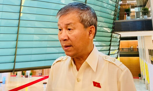 Đại biểu Quốc hội Nguyễn Anh Trí trả lời về tình trạng thiếu thuốc, vật tư y tế. Ảnh: Thùy Linh