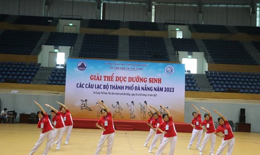 300 vận động viên tham gia giải Thể dục dưỡng sinh cấp thành phố năm 2023. Ảnh: Nguyễn Linh