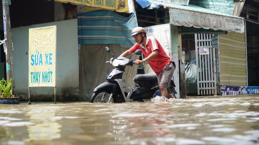 Một số phương tiện rơi vào tình trạng chết máy, buộc người dân phải xuống dắt bộ.