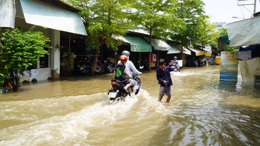 Việc đi lại của người dân qua đây vì thế mà cũng trở nên khó khăn.