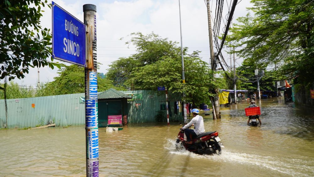 Ghi nhận của Lao Động, đến trưa 24.10 tại đường Sinco (phường Bình Trị Đông B, quận Bình Tân) một đoạn đường dài khoảng 500m đang bị ngập sâu từ 40-60cm.