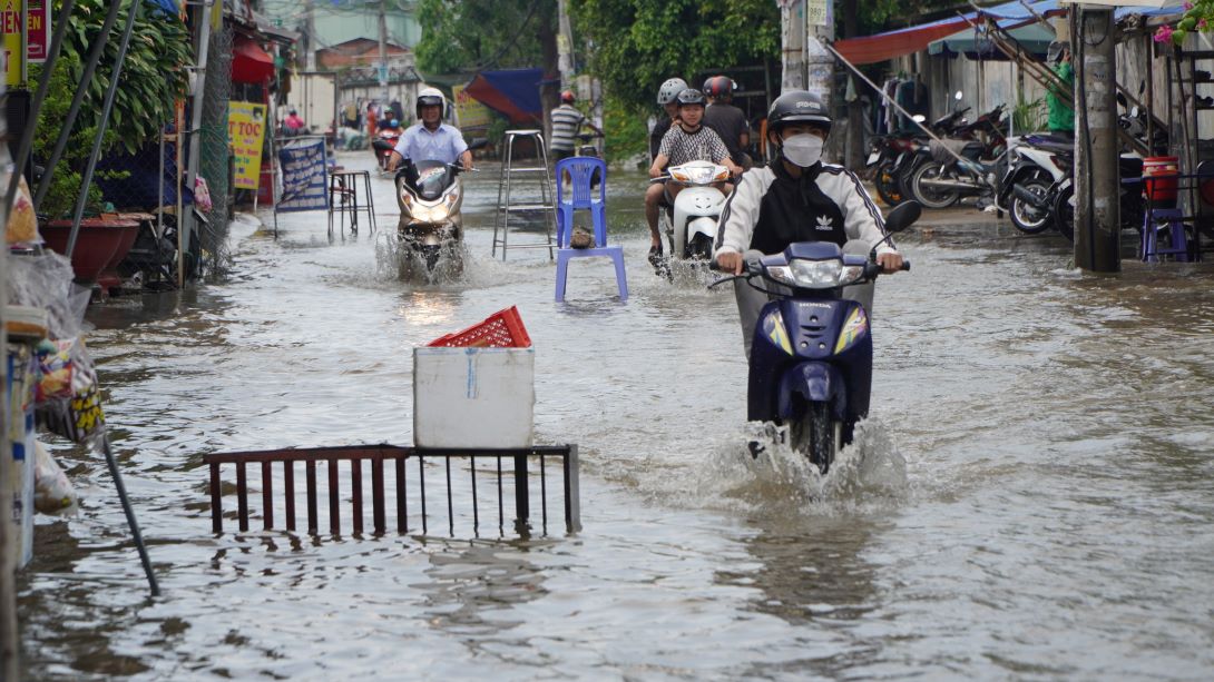 Nước ngập, che lấp đi những ổ gà, miệng cống gây nguy hiểm cho người đi đường. Người dân tại đây đã mang một số vật dụng ra đánh dấu để người đi đường đi vào gặp nguy hiểm.