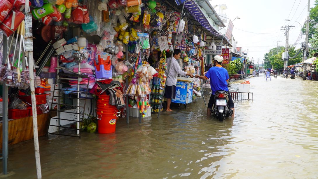 Theo người dân địa phương, trước đó khoảng 16h ngày 23.10 ở khu vực này xuất hiện mưa lớn dẫn đến tình trạng ngập nước. Tuy nhiên, đến nay sau gần 24h đồng hồ trôi qua nước vẫn chưa rút. 