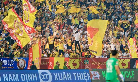 Khán giả đến sân Thiên Trường xem Nam Định đá vòng 1 V.League 2023-2024. Ảnh: VPF
