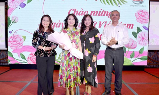 Ông Phạm Quốc Huy – Bí thư Đảng ủy, Chủ tịch Hội đồng thành viên Tổng Công ty trao tặng bó hoa tươi thắm đến các chị em phụ nữ SAMCO