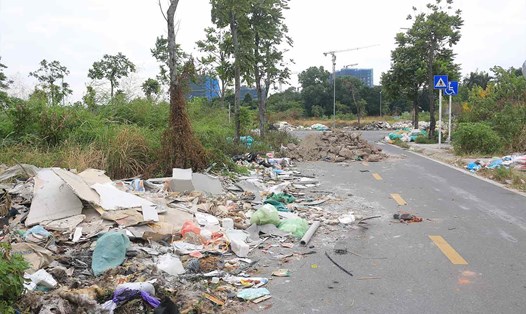 Rác thải ngập con đường ở khu đất "vàng" quận Long Biên. Ảnh: Khánh An