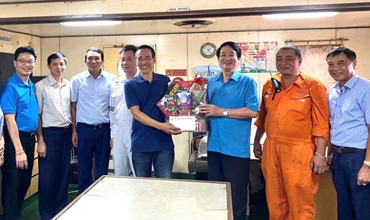 Lãnh đạo Công đoàn Tổng Công ty Hàng hải Việt Nam tặng quà, động viên người lao động. Ảnh: CĐHHVN 