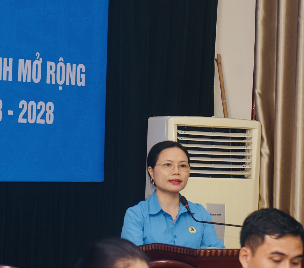 Bà Phan Thị Trang - Trưởng Ban tổ chức Liên đoàn Lao động tỉnh tổng hợp báo cáo của các đồng chí được lấy phiếu tín nhiệm. Ảnh: Quỳnh Trang