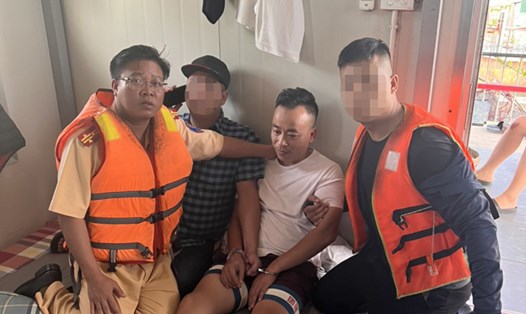 Đỗ Duy Hằng (thứ ba từ trái qua) thời điểm bị bắt sau gần 7 năm trốn truy nã. Ảnh: Cục CSGT