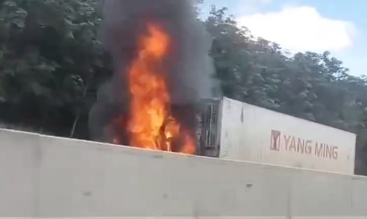 Cháy xe đầu kéo trên cao tốc Phan Thiết - Dầu Giây. Ảnh cắt từ clip