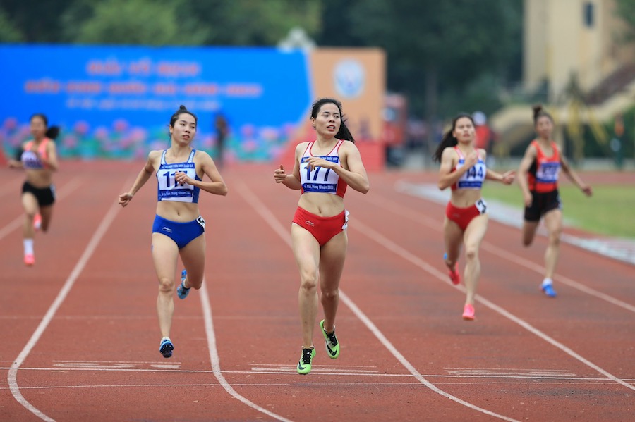 Nguyễn Thị Huyền giành huy chương vàng 400m tại giải điền kinh quốc gia 2023. Ảnh: Hoàng Tùng