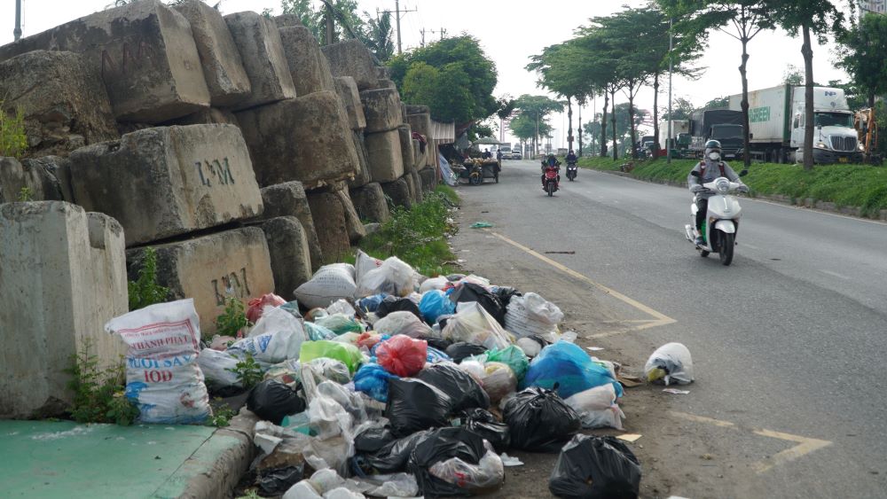 Những bãi rác này có điểm chung là xuất hiện tại khu vực ít dân cư sinh sống. Hình ảnh một bãi rác tự phát nằm trên đường Nguyễn Văn Linh hướng từ huyện Bình Chánh về Quận 7.