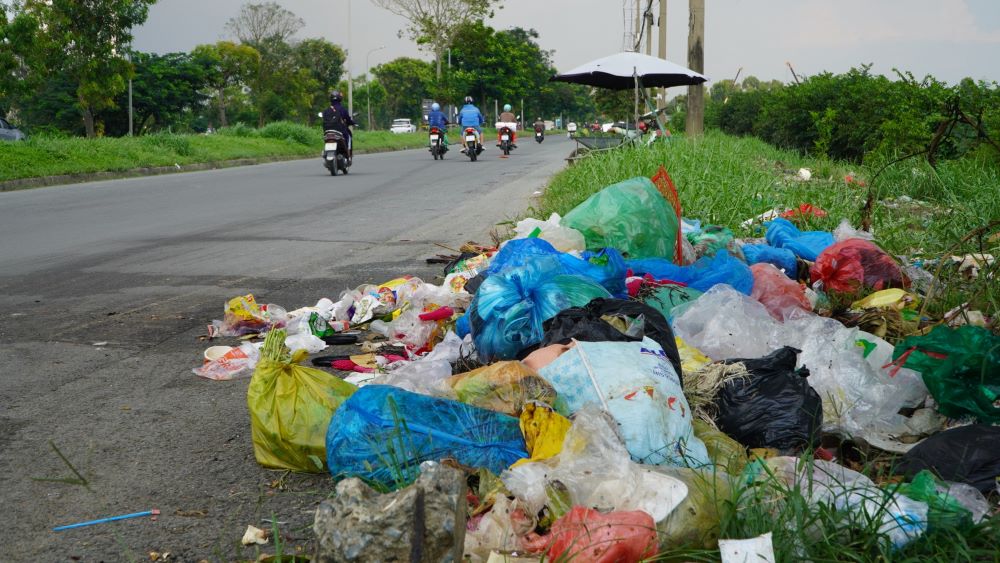 Đường Nguyễn Văn Linh, đi qua Quận 7, 8 và huyện Bình Chánh, dài khoảng gần 18km, thời gian gần đây trên tuyến đường này đang xuất hiện nhiều bãi rác tự phát do người dân đổ trộm.