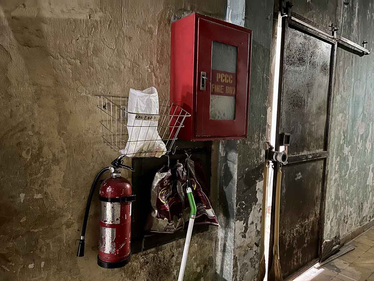 Ngoài xuống cấp, khu ký túc xá còn yếu tố phức tạp về phòng cháy chữa cháy. Do đặc thù vị trí và kiến trúc công trình, một số hạng mục như cầu thang thoát hiểm bên ngoài công trình, hệ thống báo cháy và chữa cháy tự động rất khó thực hiện.
