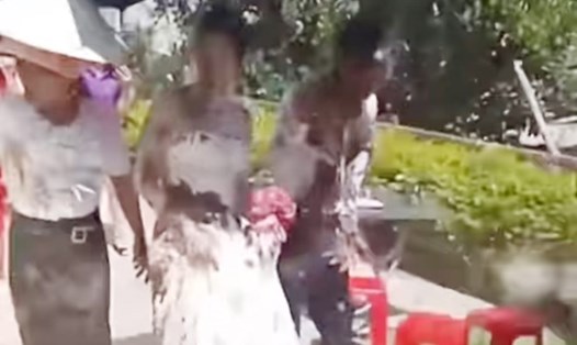 Cô dâu chú rể bị hắt bùn tại lễ rước dâu ở xã Lưu Vĩnh Sơn, huyện Thạch Hà, tỉnh Hà Tĩnh. Ảnh: Trần Tuấn