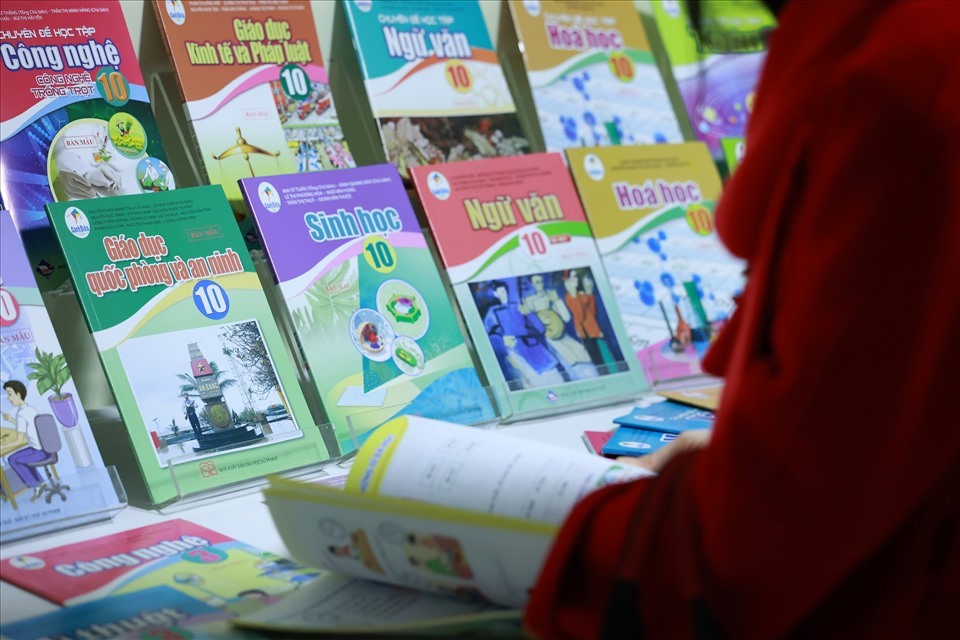 Nhiều ý kiến về việc có nên để ban đại diện cha mẹ học sinh tham gia việc chọn SGK. Ảnh: Hải Nguyễn