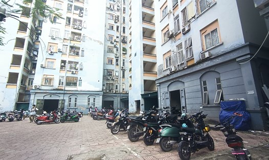 Nhiều hộ gia đình đang gặp rất nhiều bất tiện khi sống ở chung cư Hà Nội. Ảnh: Thu Giang 