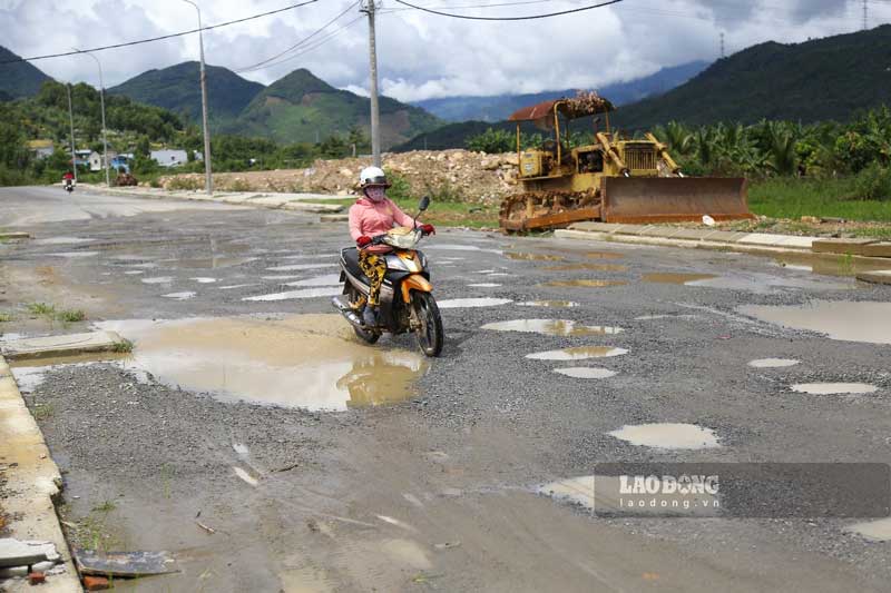   Do dự án chưa được hoàn thiện kèm theo mưa lớn những ngày qua khiến mặt đường khu vực thôn Quan Nam 3, xã Hòa Liên xuất hiện nhiều ổ voi, ổ gà ngập đầy nước. 