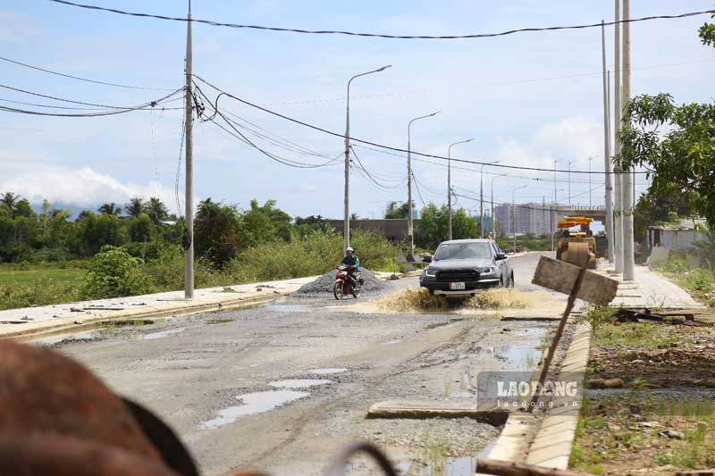   Bùn lầy cùng với nước mưa lênh láng trên mặt đường khiến việc di chuyển của người dân thêm khó khăn. 