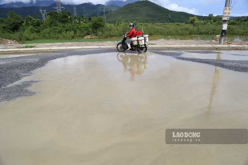 Nhiều vũng nước chiếm hết diện tích mặt đường. “Mưa thì lầy lội, nắng thì bụi, có mỗi con đường làm mãi không xong”, chị Hồng – người thường xuyên di chuyển qua đoạn đường này bức xúc nói.