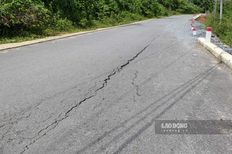 Ngoài việc chậm tiến độ, một số đoạn của con đường này còn bị sụt lún, hư hỏng do mưa lũ. 