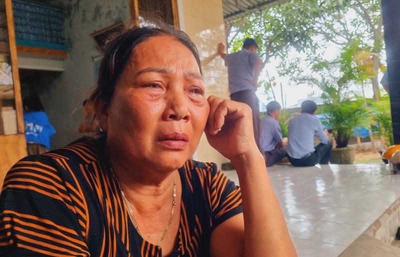 Bà Đặng Thị Tui khóc cạn nước mắt, trải qua nỗi đau tột cùng khi mất người thân đến tận 3 lần. Ảnh Hoàng Bin.