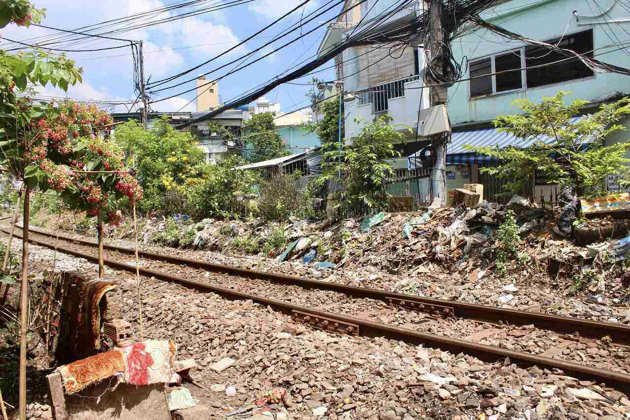 Ngoài rác thải, người dân còn mang những chậu cây, phế liệu vào khuôn viên đường sắt. 