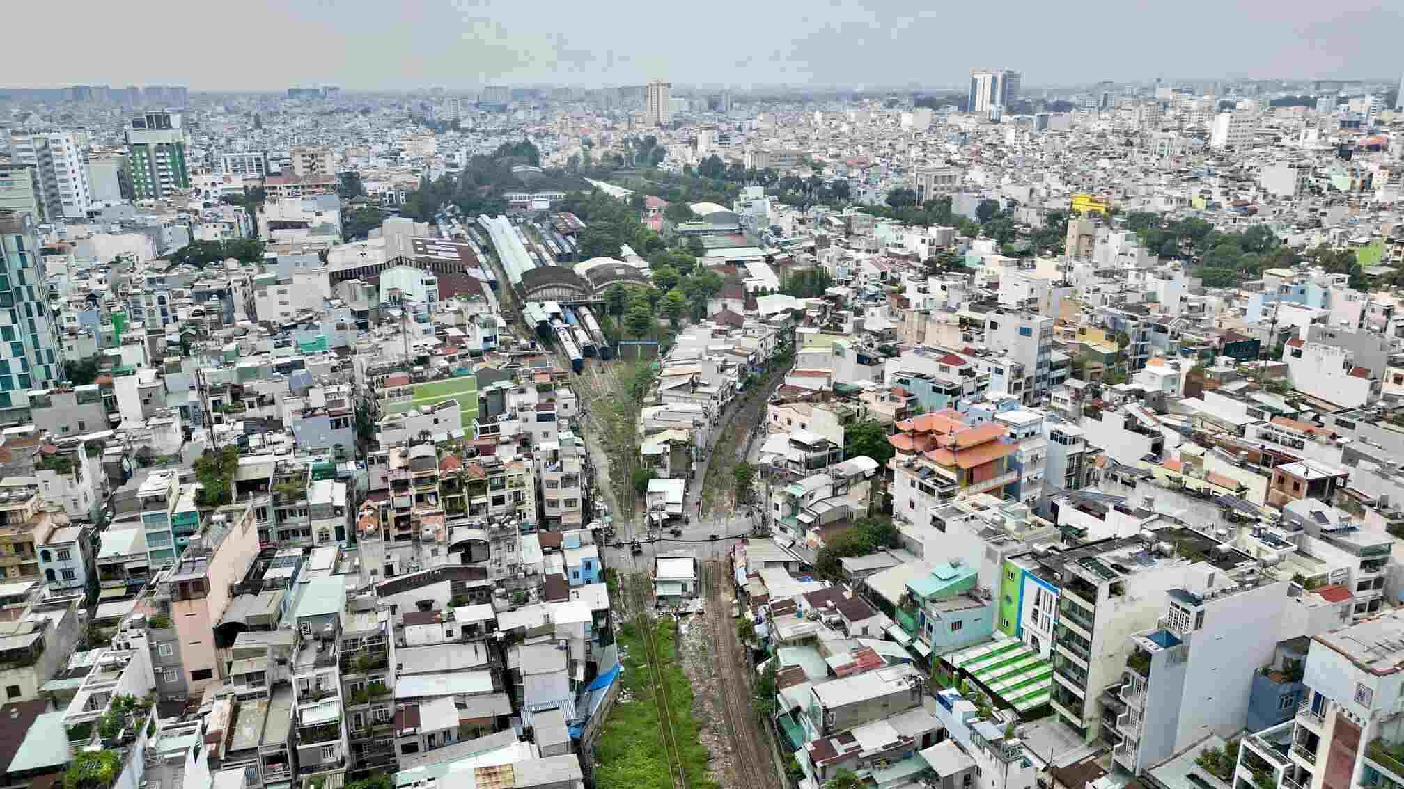 Tuyến đường sắt Bắc - Nam đoạn chạy qua khu vực TPHCM có tổng chiều dài khoảng 14km, đi qua các khu vực như Quận 3, Phú Nhuận, Gò Vấp, Bình Thạnh và TP Thủ Đức. Do đó, công tácngăn chặn tai nạn, vi phạm hành lang an toàn đường sắt nhằm đảm bảo an toàn giao thông dọc tuyến đường sắt là vấn đề cấp thiết.