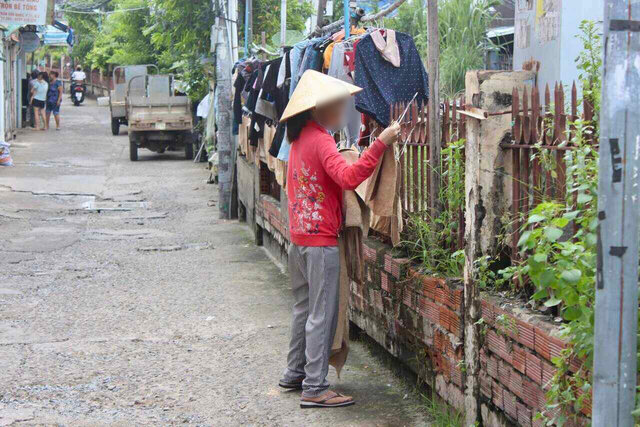 Người dân tận dụng hàng rào bảo vệ để phơi quần áo, treo rác thải sinh hoạt, gây mất mỹ quan.