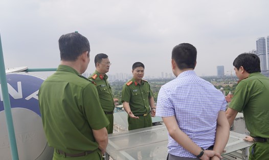 Đại tá Dương Đức Hải kiểm tra thực tế công tác phòng cháy chữa cháy tại phường Xuân La, Tây Hồ. Ảnh: Công an TP Hà Nội 