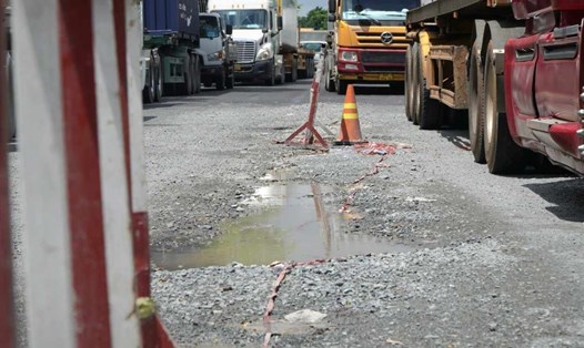 Mặt đường Nguyễn Văn Linh hư hỏng hồi tháng 9.2023.  Ảnh: Chân Phúc