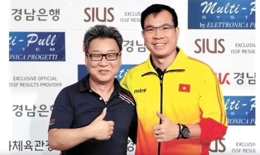 Ông Park Chung-gun (trái) thay huấn luyện viên Hoàng Xuân Vinh dẫn dắt đội tuyển bắn súng Việt Nam từ ngày 2.1.2024. Ảnh: FBNV