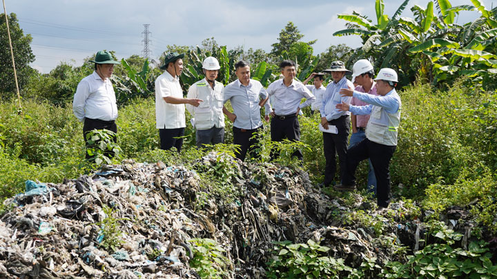 Phó Chủ tịch UBND TP Cần Thơ Nguyễn Ngọc Hè cùng đoàn công tác có buổi khảo sát tại bãi rác. Ảnh: Tạ Quang