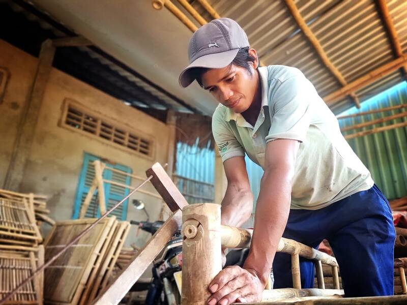 Tại xã Hàm Giang, huyện Trà Cú, tỉnh Trà Vinh có trên 1.200 lao động tham gia thực hiện hàng thủ công mỹ nghệ từ tre, tầm vông. Ảnh: Hoàng Lộc