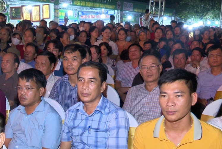 Nhân dân địa phương dõi theo chương trình khai mạc lễ hội Chùa Keo mùa thu. Ảnh: Thiên Hà