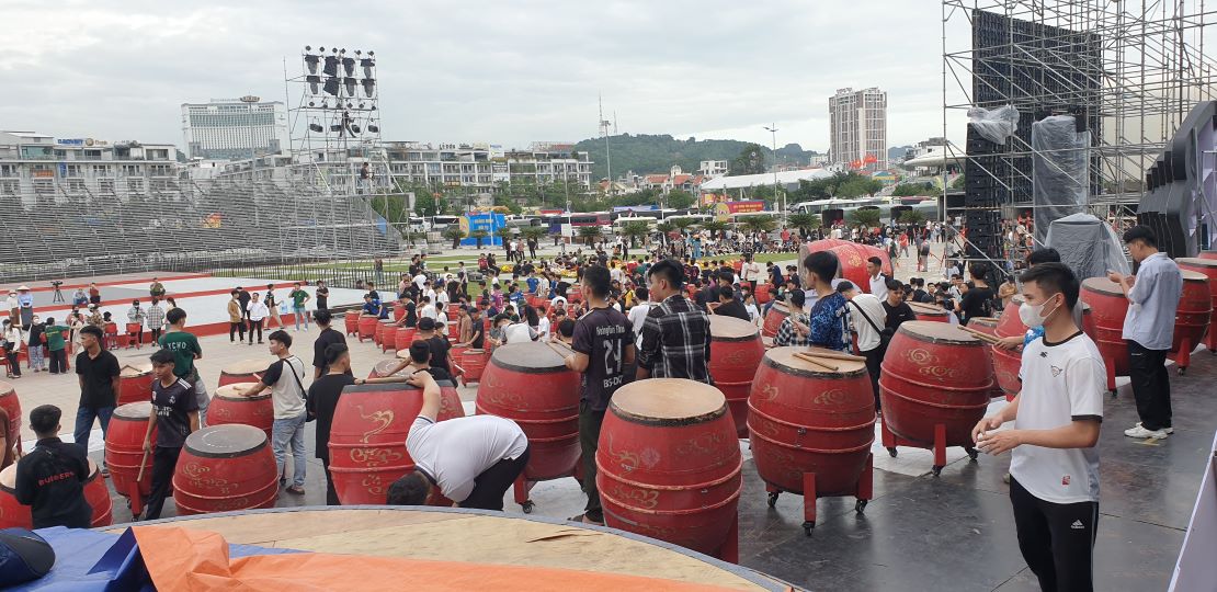 Khoảng 1.000 diễn viên bắt tay vào tập luyện trống ngay khi đến Hạ Long. Ảnh: Nguyễn Hùng