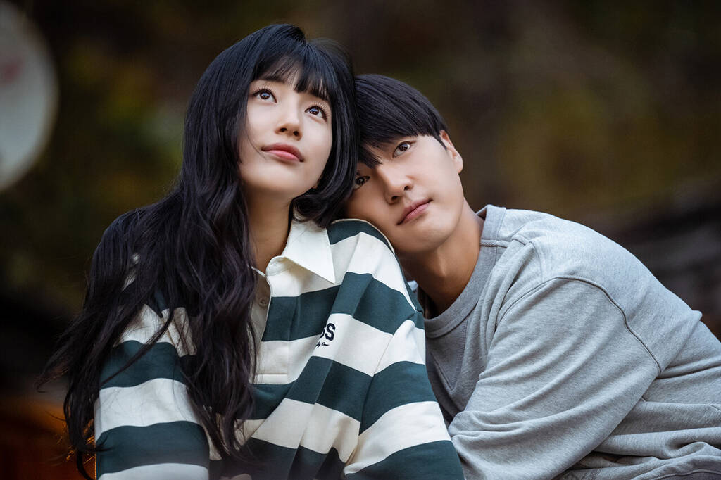 Suzy và Yang Se Jong có mối tình lãng mạn trong “Doona“. Ảnh: Nhà sản xuất