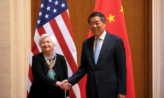 Phó Thủ tướng Trung Quốc Hà Lập Phong và Bộ trưởng Tài chính Mỹ Janet Yellen trong cuộc gặp ở Bắc Kinh vào tháng 7. Ảnh: AFP
