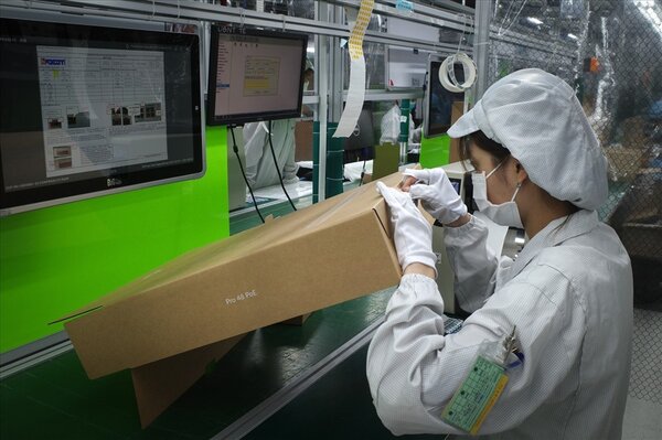 Công nhân sản xuất linh kiện điện tử trong KCN ở Bắc Ninh. Ảnh: Vân Trường