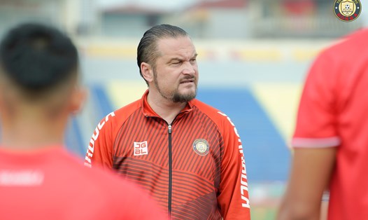 Lối chơi của Huấn luyện viên Velizar Popov buộc các cầu thủ phải nỗ lực để hoàn thiện mình. Ảnh: Đông Á Thanh Hóa FC