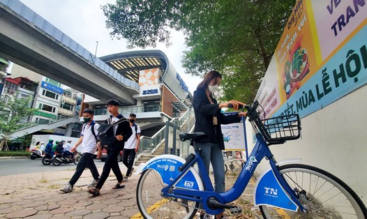 Trạm xe đạp công cộng được đặt tại các nhà ga đường sắt trên cao, giúp người dân có thêm phương tiện kết nối. Ảnh: Tô Thế