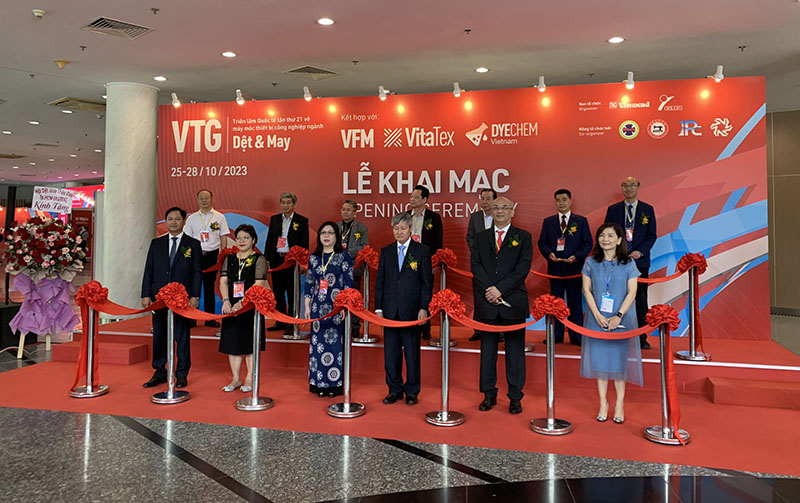 Khai mạc chuỗi triển lãm máy móc thiết bị, nguyên phụ liệu dệt may, da giày ngày 25.10 tại TPHCM. Ảnh: Ngọc Châu