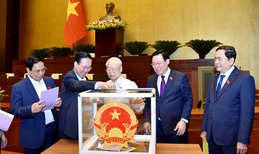 Tổng Bí thư Nguyễn Phú Trọng và các lãnh đạo Đảng, Nhà nước bỏ phiếu tín nhiệm. Ảnh: Lâm Hiển