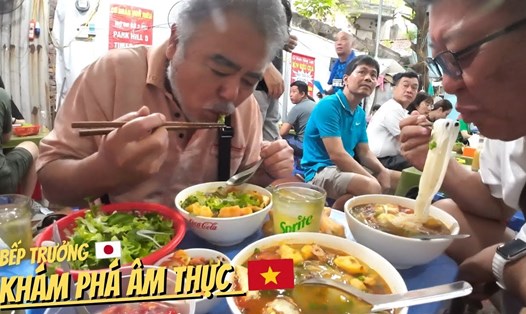 Hai thực khách người Nhật Bản thưởng thức món bún riêu cua tại phố cổ Hà Nội. Ảnh: KiKi.JP