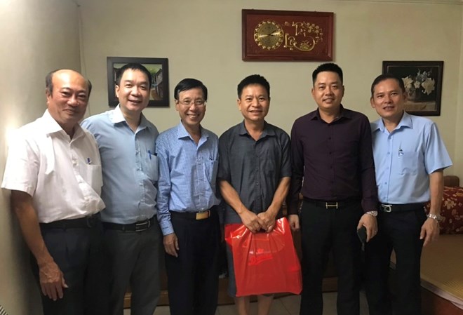 Lãnh đạo Đảng ủy và Công đoàn Công ty Cảng Hải Phòng tặng quà người lao động. Ảnh: Nguyễn Hoàn