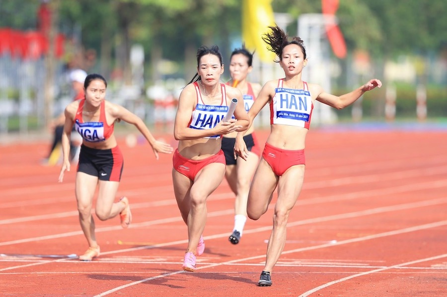 Đoàn Hà Nội giành huy chương vàng tiếp sức 4x200m nữ. Ảnh: Hoàng Tùng