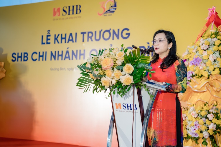 Phát biểu tại Lễ khai trương, Tổng Giám đốc Ngô Thu Hà nhấn mạnh SHB Quảng Bình sẽ hoạt động an toàn, hiệu quả, phát triển vững mạnh đóng góp vào sự phát triển kinh tế xã hội của tỉnh nói riêng và cả nước nói chung. Ảnh: SHB
